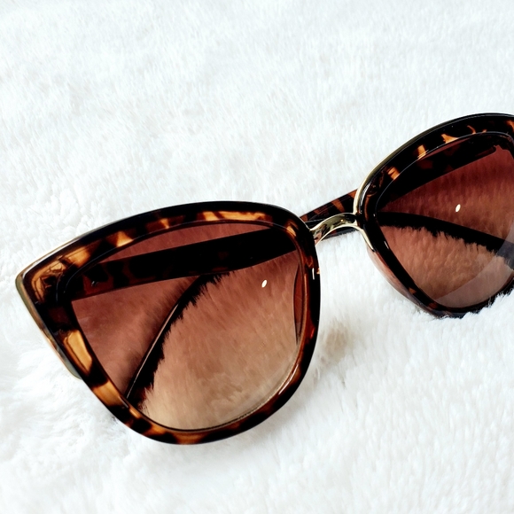 Accessories - NWOT retro gold tortoise shell cat eye sunglasses